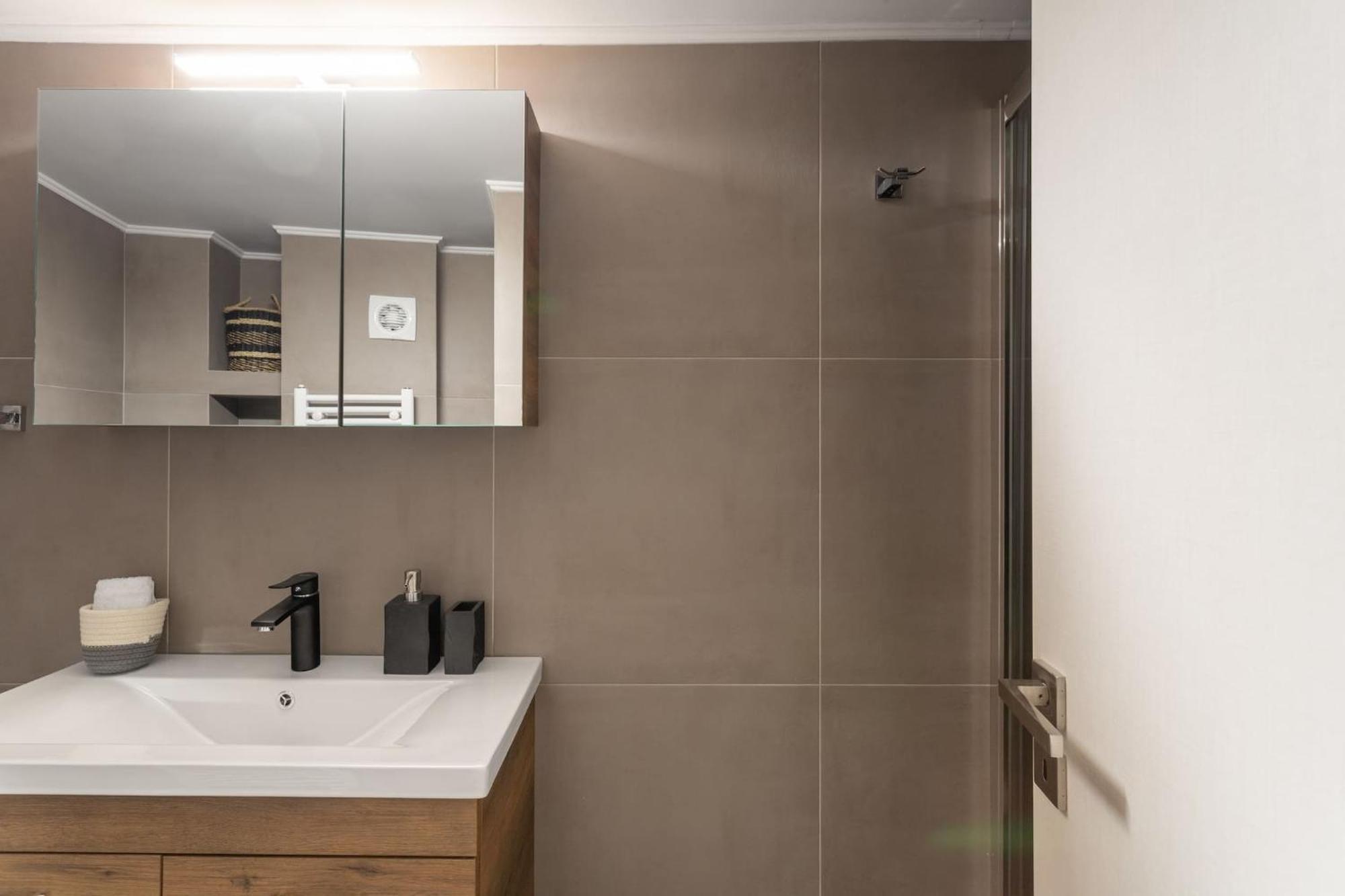 Deluxe 3-Bdrm Urban-Industrial Apt At Acropolis Ateny Zewnętrze zdjęcie