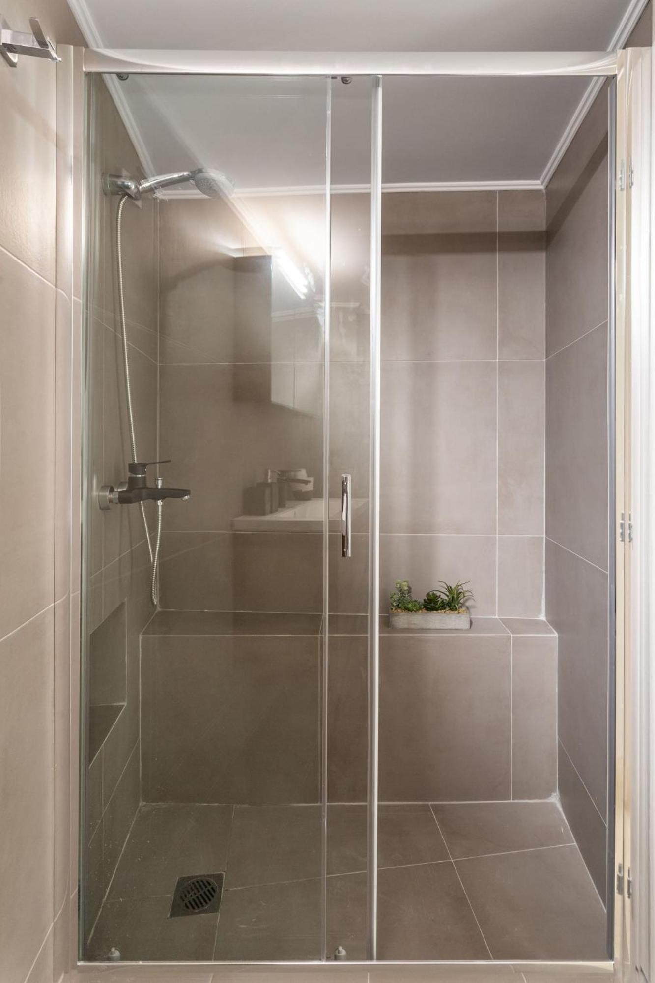 Deluxe 3-Bdrm Urban-Industrial Apt At Acropolis Ateny Zewnętrze zdjęcie