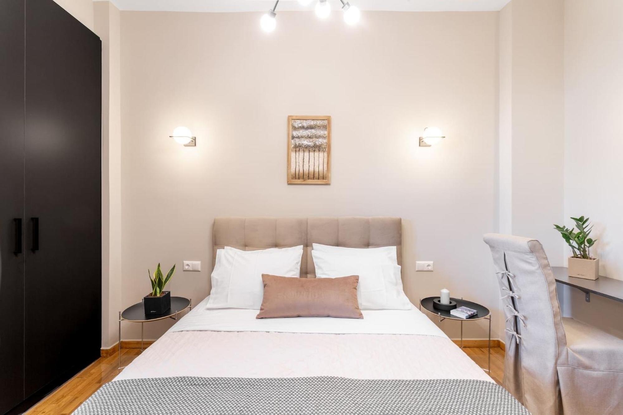 Deluxe 3-Bdrm Urban-Industrial Apt At Acropolis Ateny Zewnętrze zdjęcie
