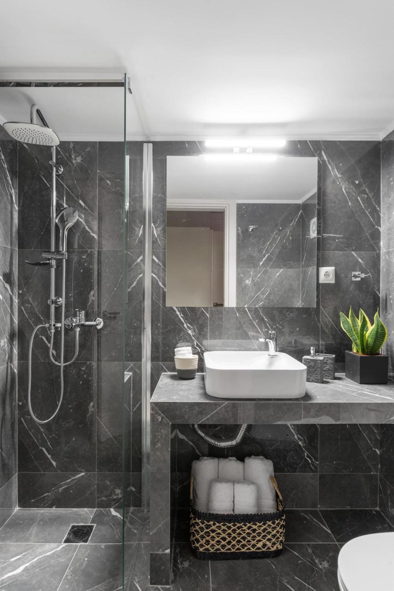 Deluxe 3-Bdrm Urban-Industrial Apt At Acropolis Ateny Zewnętrze zdjęcie