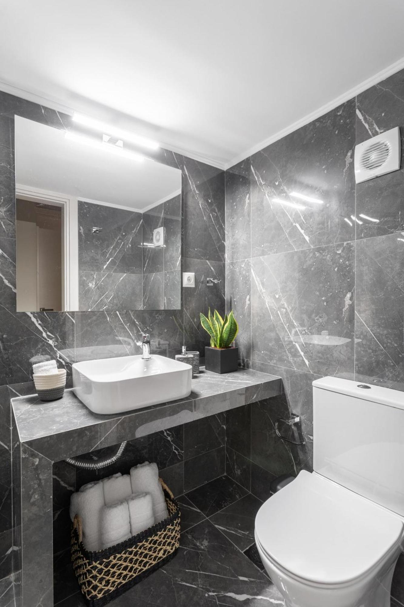 Deluxe 3-Bdrm Urban-Industrial Apt At Acropolis Ateny Zewnętrze zdjęcie